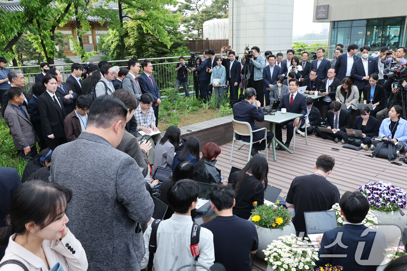 (서울=뉴스1) 안은나 기자 = 김문수 국민의힘 대통령 후보와 한덕수 무소속 대선 예비후보가 8일 오후 서울 여의도 국회 강변서재에서 후보 단일화 관련 회동을 하고 있다. 2025 …