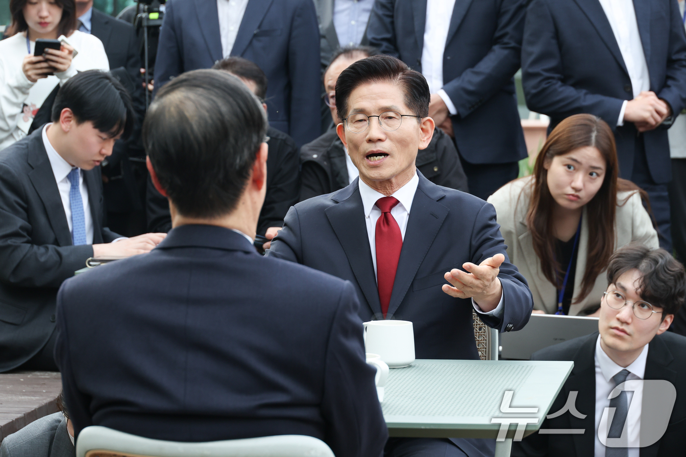 (서울=뉴스1) 안은나 기자 = 김문수 국민의힘 대통령 후보와 한덕수 무소속 대선 예비후보가 8일 오후 서울 여의도 국회 강변서재에서 후보 단일화 관련 회동을 하고 있다. 2025 …