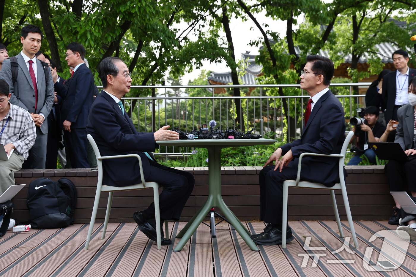 (서울=뉴스1) 안은나 기자 = 김문수 국민의힘 대통령 후보와 한덕수 무소속 대선 예비후보가 8일 오후 서울 여의도 국회 강변서재에서 '후보 단일화' 관련 회동을 갖고 있다. 20 …