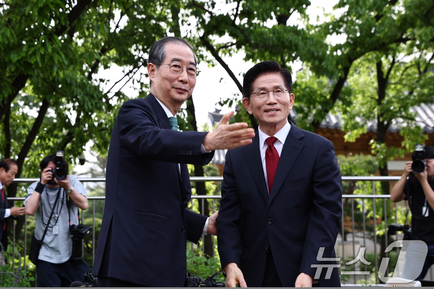 (서울=뉴스1) 김민지 기자 = 김문수 국민의힘 대통령 후보와 한덕수 무소속 대선 예비후보가 8일 오후 서울 여의도 국회 강변서재에서 열린 '후보 단일화' 회동에서 인사를 나누고 …