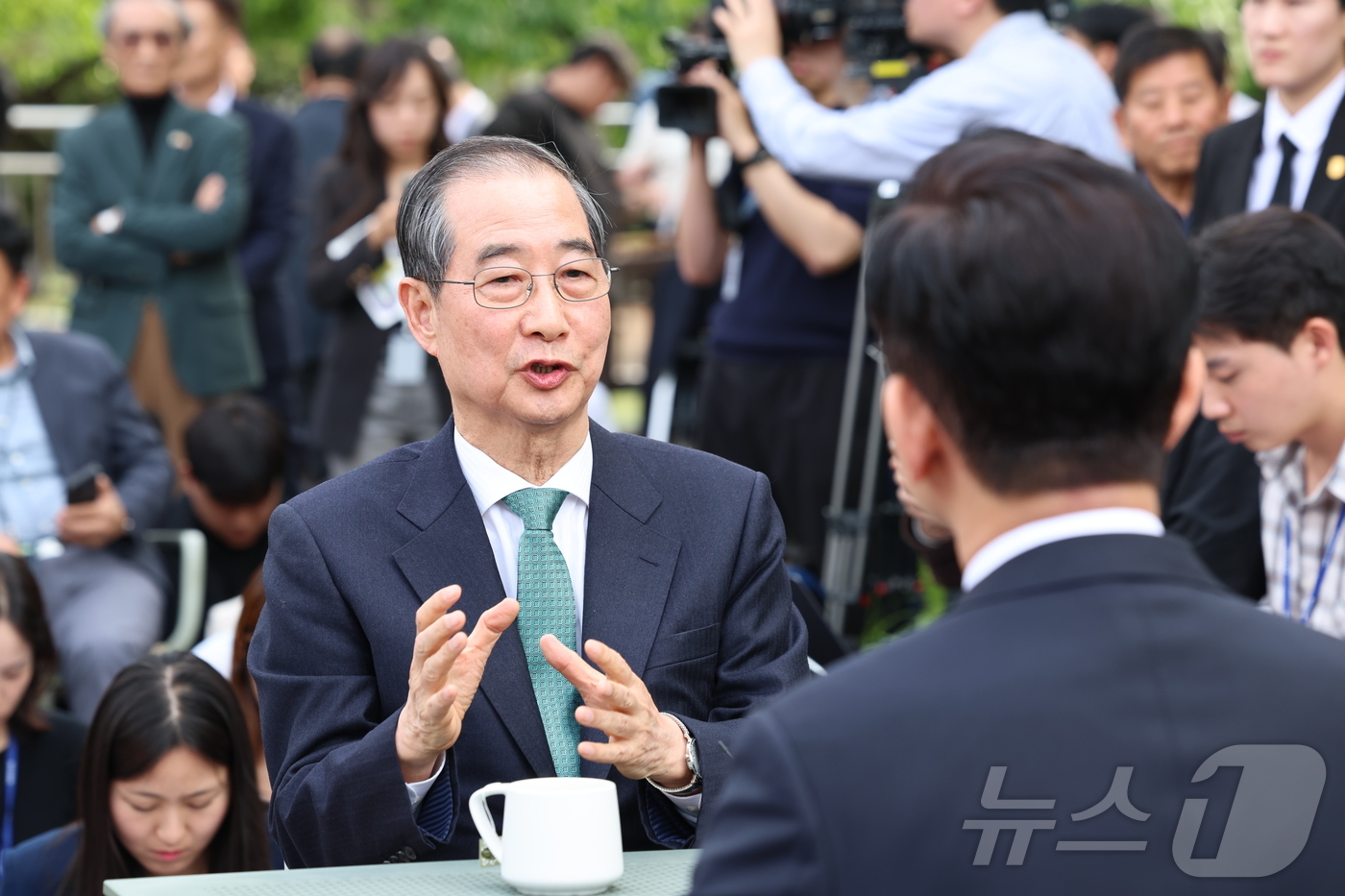 (서울=뉴스1) 김민지 기자 = 김문수 국민의힘 대통령 후보와 한덕수 무소속 대선 예비후보가 8일 서울 여의도 국회 강변서재 야외에서 단일화 관련 회동을 하고 있다. (공동취재) …