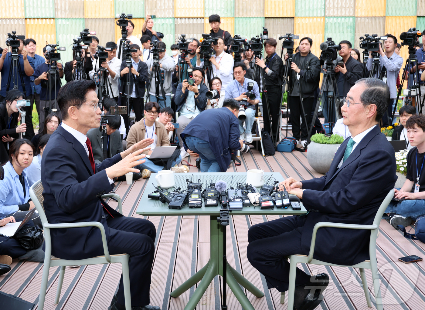 (서울=뉴스1) 김민지 기자 = 김문수 국민의힘 대통령 후보와 한덕수 무소속 대선 예비후보가 8일 서울 여의도 국회 강변서재 야외에서 단일화 관련 회동을 하고 있다. (공동취재) …