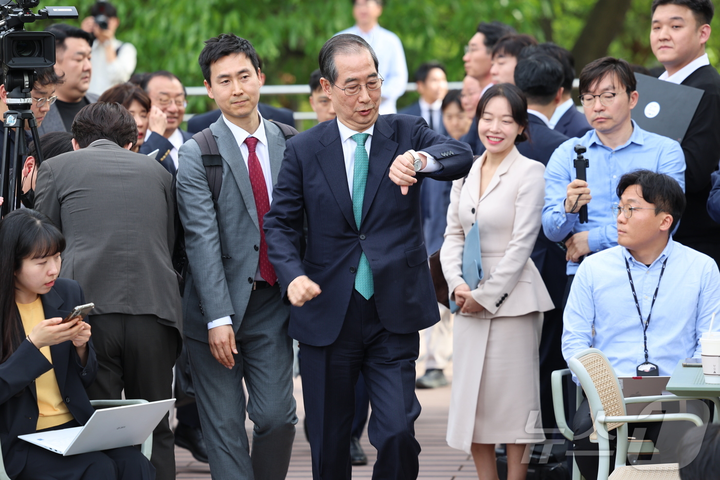 (서울=뉴스1) 김민지 기자 = 한덕수 무소속 대선 예비후보가 8일 김문수 국민의힘 대통령 후보와의 단일화 회동을 위해 서울 여의도 국회 강변서재에 도착하고 있다. (공동취재) 2 …