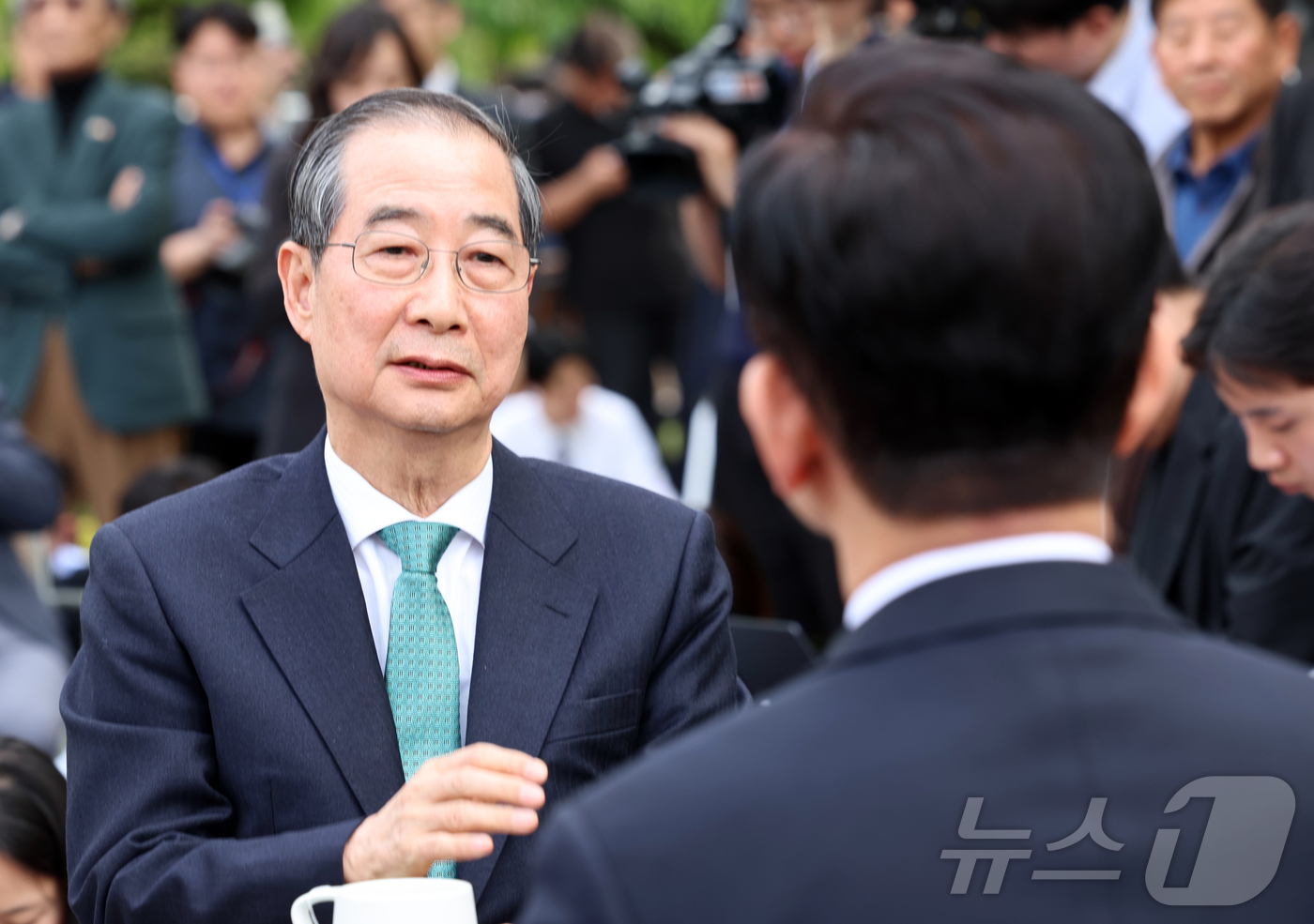 (서울=뉴스1) 김민지 기자 = 김문수 국민의힘 대선 후보와 한덕수 무소속 대선 후보가 8일 서울 여의도 국회 강변서재 야외에서 단일화 관련 회동을 하고 있다. (공동취재) 202 …