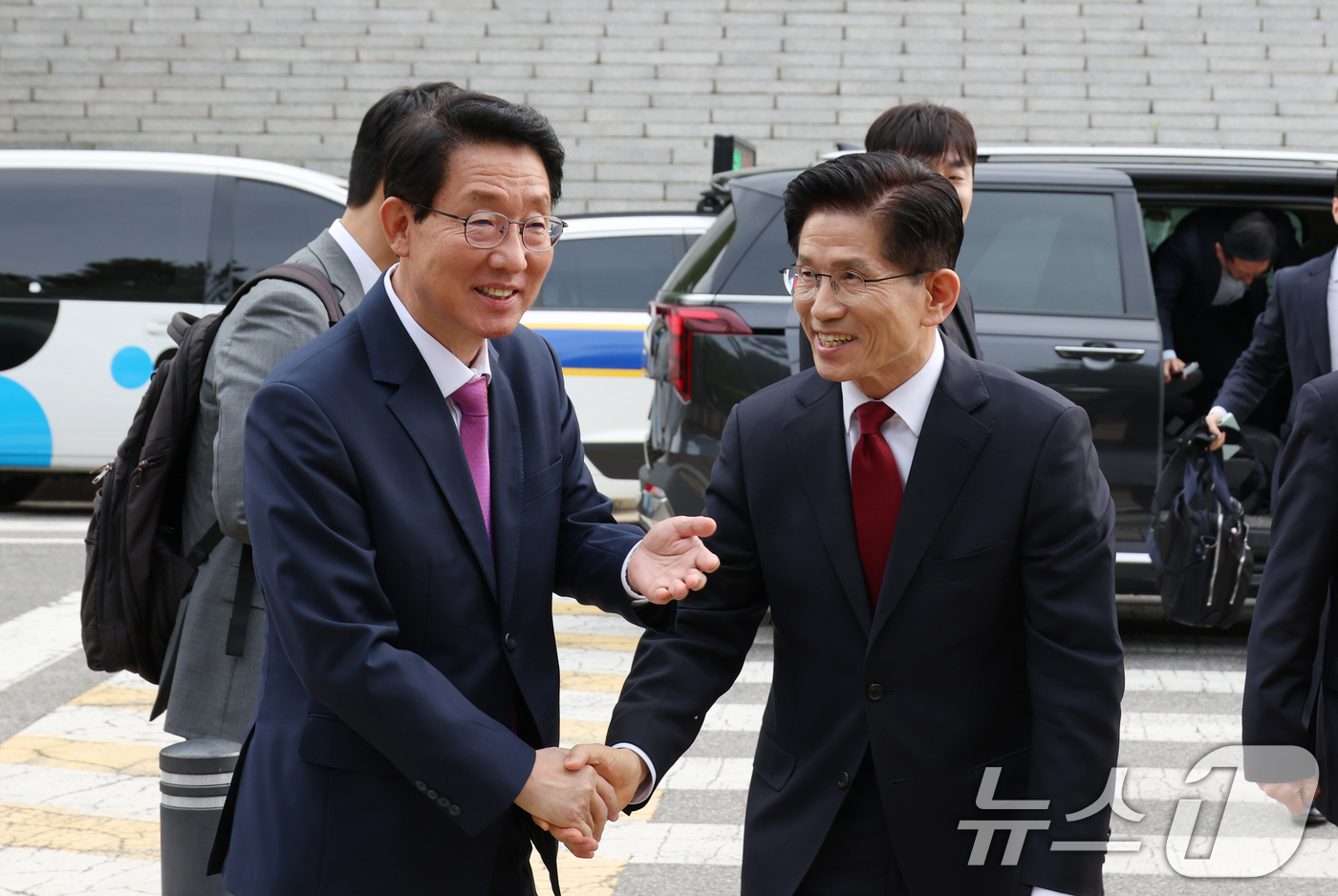 (서울=뉴스1) 안은나 기자 = 김문수 국민의힘 대통령 후보가 8일 오후 한덕수 무소속 대선 예비후보와 '후보 단일화' 회동을 하기 위해 서울 여의도 국회 강변서재로 향하고 있다. …