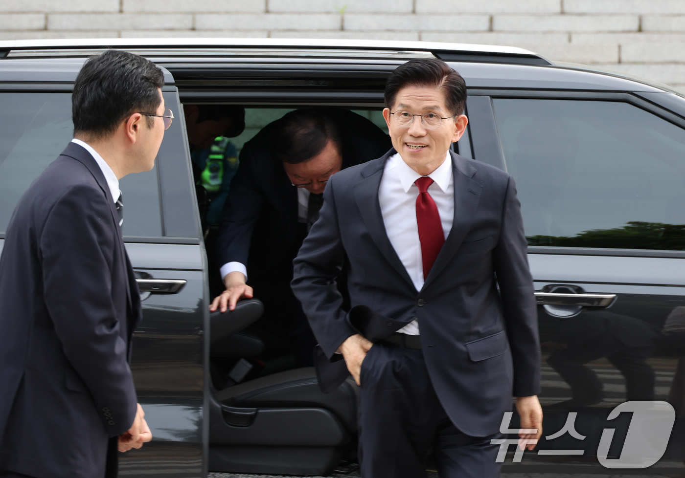 (서울=뉴스1) 안은나 기자 = 김문수 국민의힘 대통령 후보가 8일 오후 한덕수 무소속 대선 예비후보와 '후보 단일화' 회동을 하기 위해 서울 여의도 국회 강변서재로 향하고 있다. …