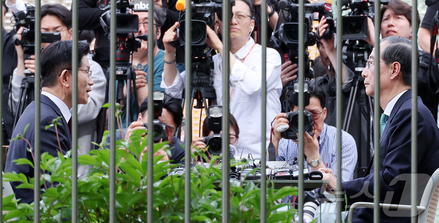 (서울=뉴스1) 김민지 기자 = 김문수 국민의힘 대통령 후보와 한덕수 무소속 대선 예비후보가 8일 서울 여의도 국회 강변서재에서 단일화 관련 회동을 하고 있다. (공동취재) 202 …