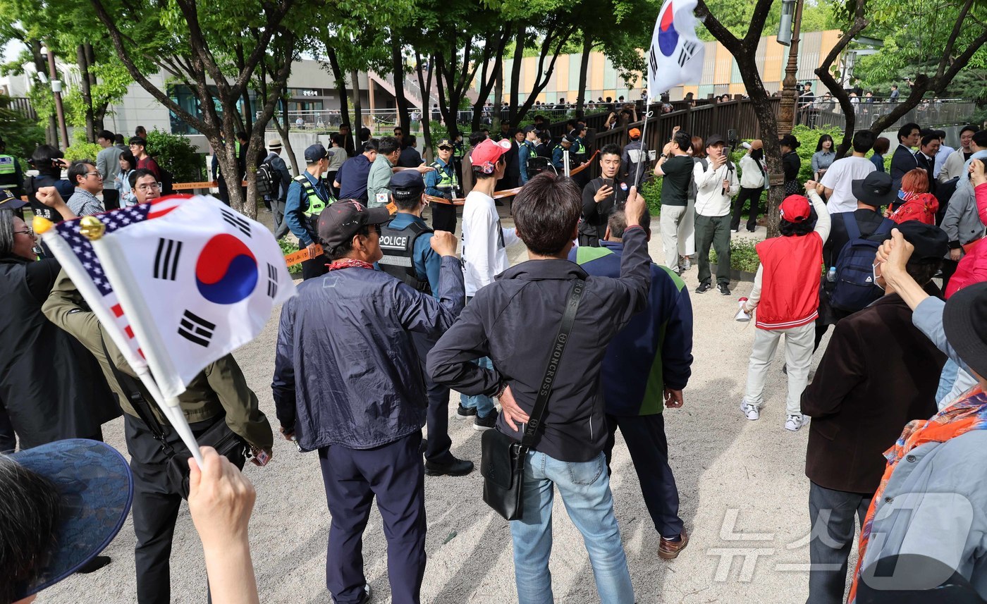 (서울=뉴스1) 김민지 기자 = 8일 서울 여의도 국회 사랑재에서 김문수 국민의힘 대통령 후보와 한덕수 무소속 대선 예비후보간 단일화 관련 회동이 진행 중인 가운데 김문수 후보 지 …