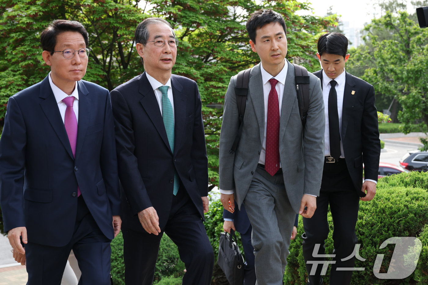 (서울=뉴스1) 안은나 기자 = 한덕수 무소속 대선 예비후보가 8일 김문수 국민의힘 대통령 후보와의 단일화 회동을 위해 서울 여의도 국회 강변서재에 도착하고 있다. (공동취재) 2 …