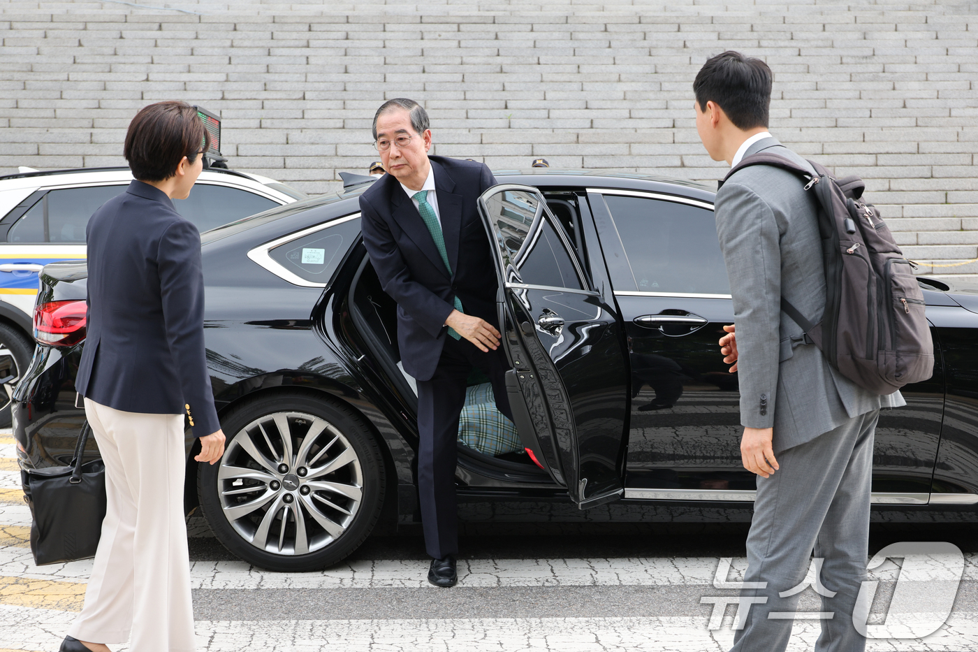 (서울=뉴스1) 안은나 기자 = 한덕수 무소속 대선 예비후보가 8일 김문수 국민의힘 대통령 후보와의 단일화 회동을 위해 서울 여의도 국회 강변서재에 도착하고 있다. (공동취재) 2 …