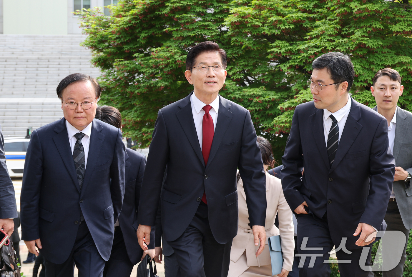 (서울=뉴스1) 안은나 기자 = 김문수 국민의힘 대통령 후보가 8일 오후 한덕수 무소속 대선 예비후보와 '후보 단일화' 회동을 하기 위해 서울 여의도 국회 강변서재로 향하고 있다. …