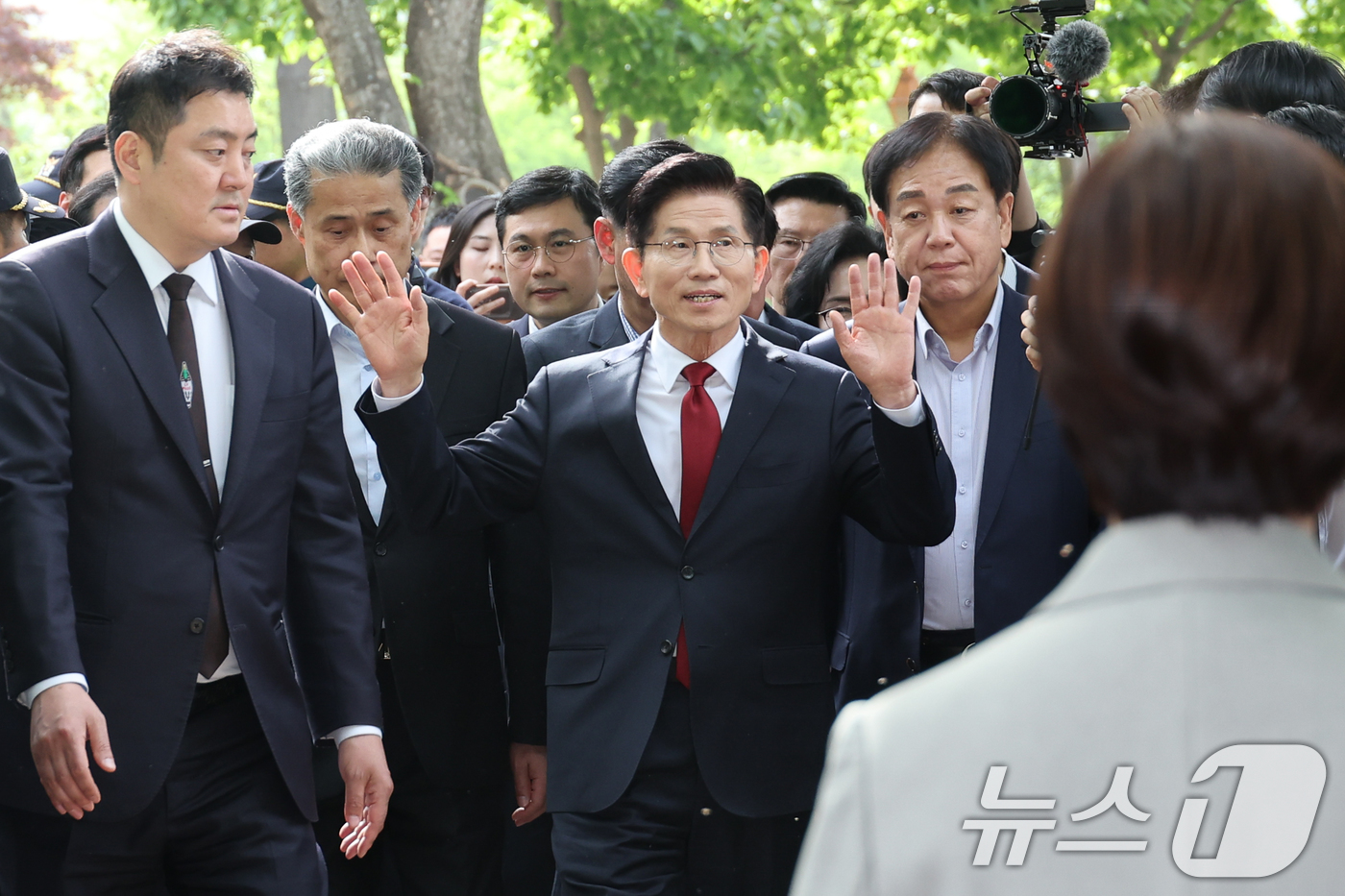 (서울=뉴스1) 안은나 기자 = 김문수 국민의힘 대통령 후보가 8일 오후 서울 여의도 국회 강변서재에서 한덕수 무소속 대선 예비후보와 후보 단일화 관련 공개 회동을 하기 위해 입장 …