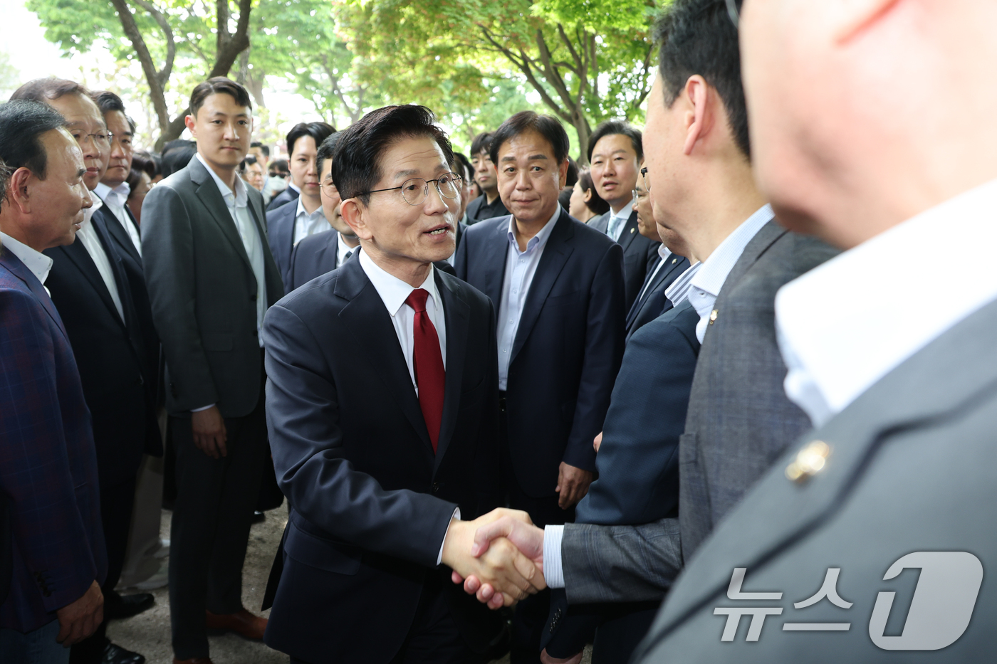 (서울=뉴스1) 안은나 기자 = 김문수 국민의힘 대통령 후보가 8일 오후 서울 여의도 국회 강변서재에서 한덕수 무소속 대선 예비후보와 후보 단일화 관련 회동을 하기 위해 입장하며 …