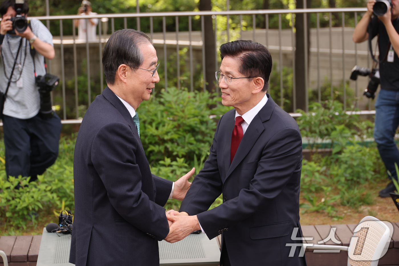 (서울=뉴스1) 안은나 기자 = 김문수 국민의힘 대통령 후보와 한덕수 무소속 대선 예비후보가 8일 오후 서울 여의도 국회 강변서재에서 열린 '후보 단일화' 회동에서 악수를 나누고 …