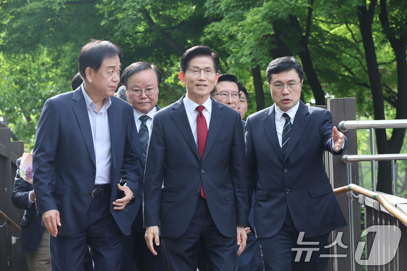 (서울=뉴스1) 안은나 기자 = 김문수 국민의힘 대통령 후보가 8일 오후 서울 여의도 국회 강변서재에서 한덕수 무소속 대선 예비후보와 후보 단일화 관련 공개 회동을 하기 위해 입장 …