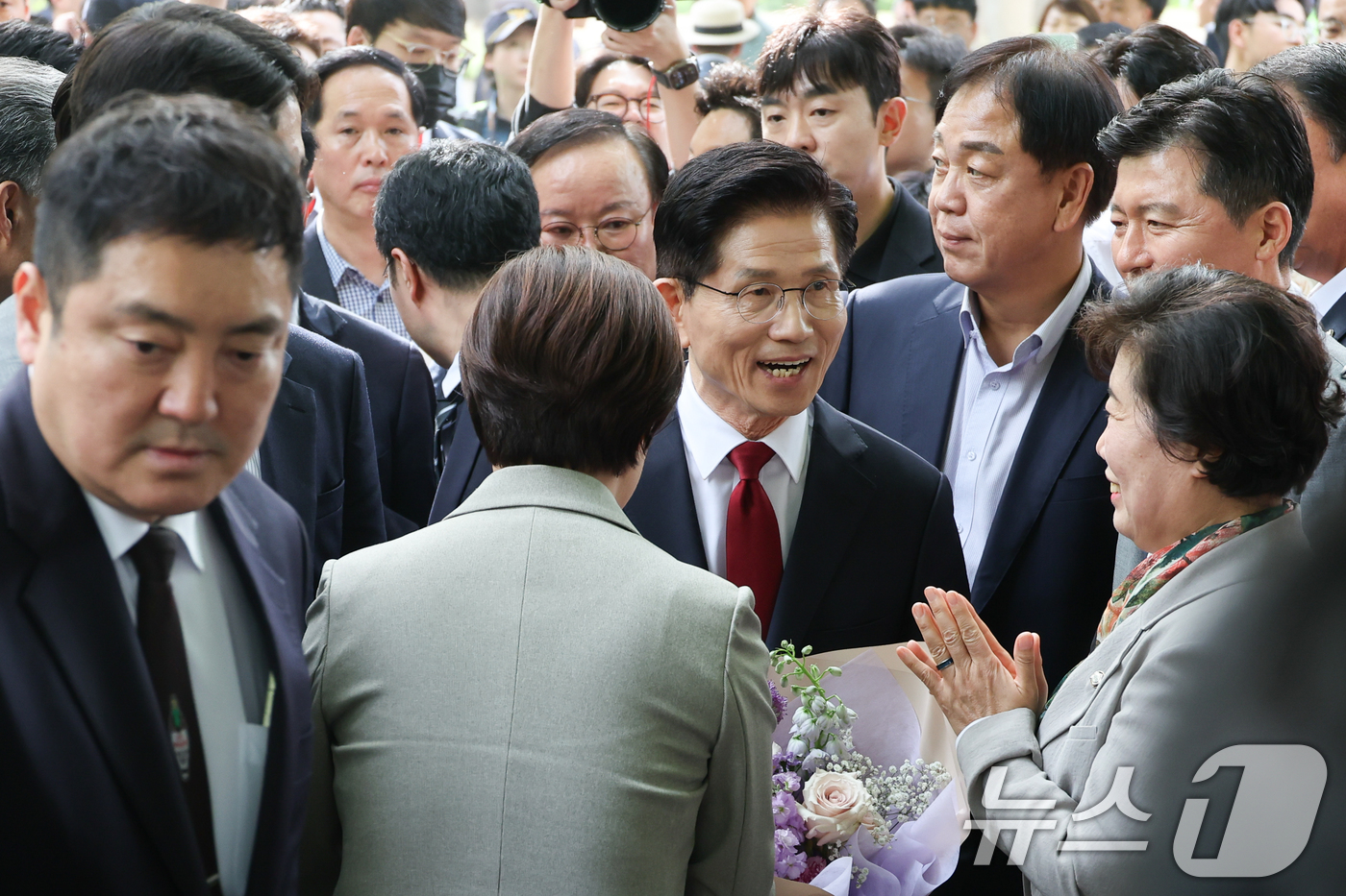 (서울=뉴스1) 안은나 기자 = 김문수 국민의힘 대통령 후보가 8일 오후 서울 여의도 국회 강변서재에서 한덕수 무소속 대선 예비후보와 후보 단일화 관련 공개 회동을 하기 위해 입장 …