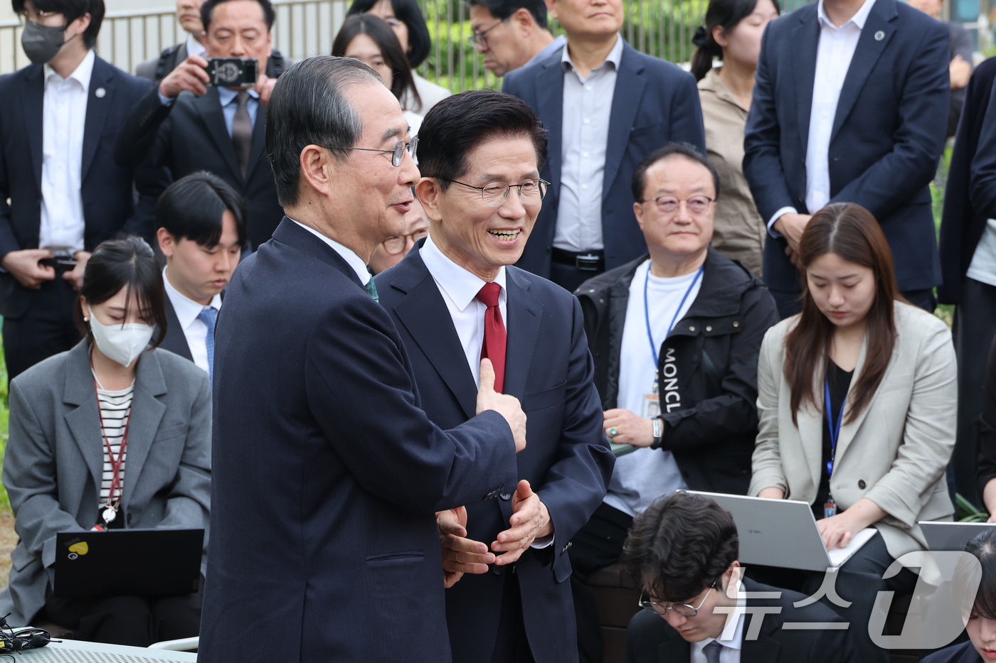 (서울=뉴스1) 안은나 기자 = 김문수 국민의힘 대통령 후보와 한덕수 무소속 대선 예비후보가 8일 오후 서울 여의도 국회 강변서재에서 후보 단일화 관련 공개 회동을 하기 앞서 악수 …