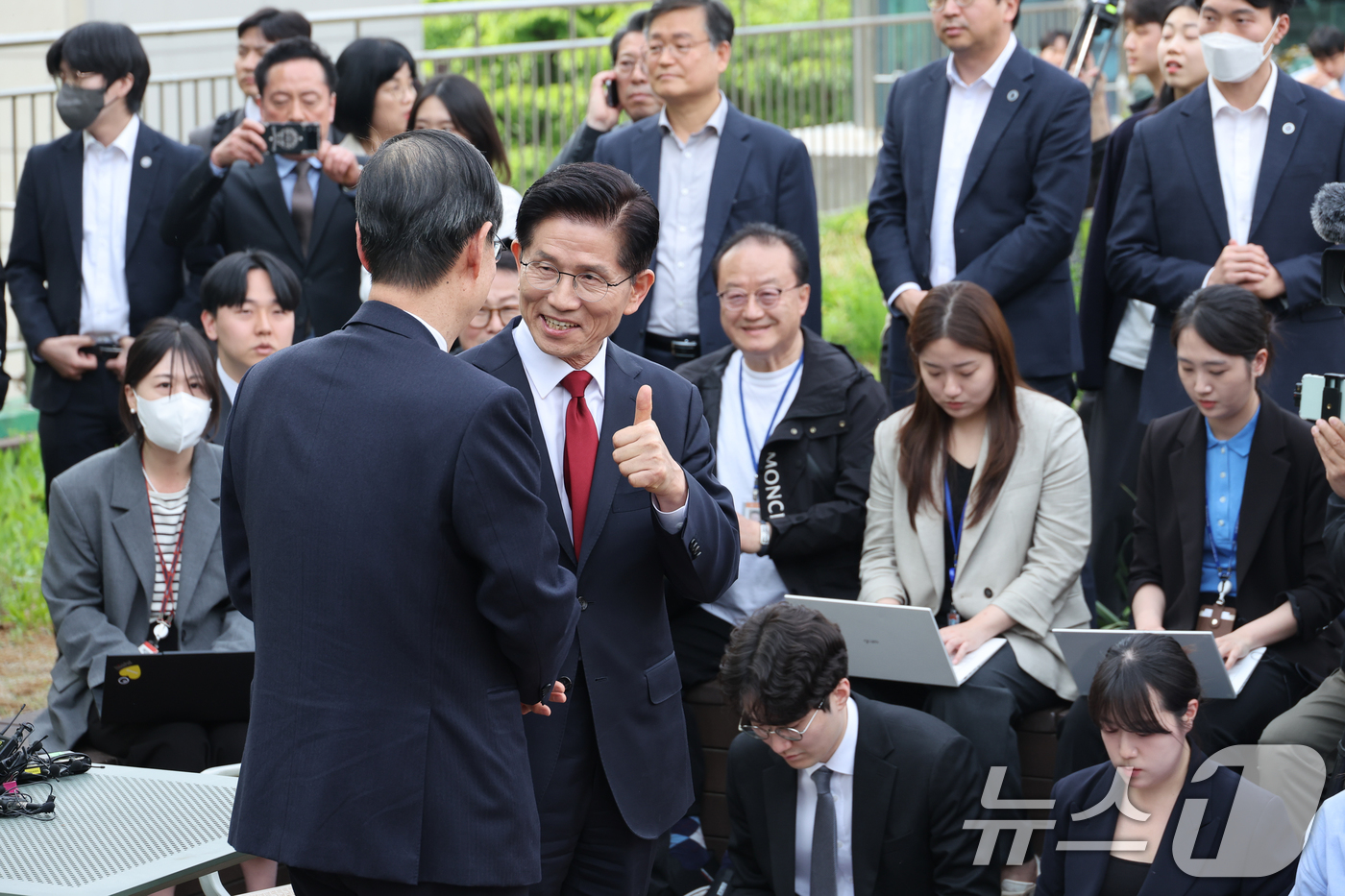 (서울=뉴스1) 안은나 기자 = 김문수 국민의힘 대통령 후보와 한덕수 무소속 대선 예비후보가 8일 오후 서울 여의도 국회 강변서재에서 후보 단일화 관련 회동을 하기 앞서 악수하고 …