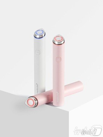 본문 이미지 - 에이피알의 뷰티 디바이스 에이지알 부스터 프로 미니.&#40;에이피알 제공&#41;