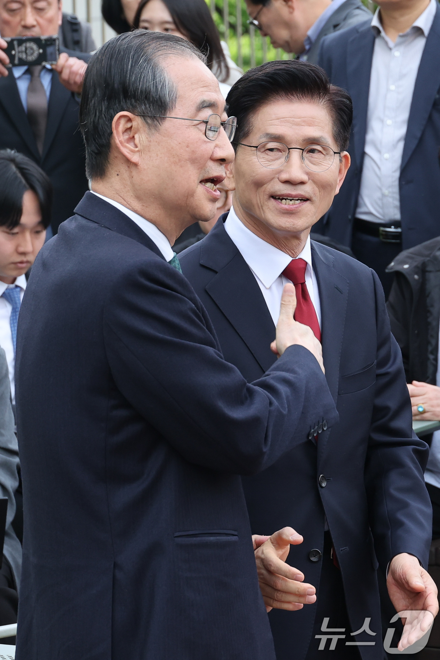 (서울=뉴스1) 안은나 기자 = 김문수 국민의힘 대통령 후보와 한덕수 무소속 대선 예비후보가 8일 오후 서울 여의도 국회 강변서재에서 후보 단일화 관련 공개 회동을 하고 있다. 2 …