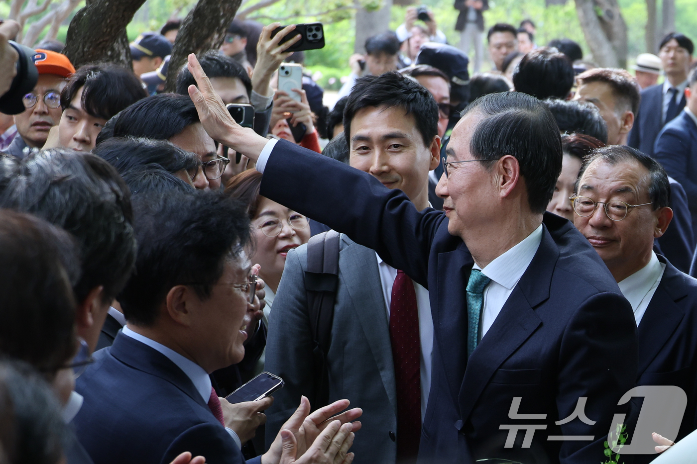 (서울=뉴스1) 안은나 기자 = 한덕수 무소속 대선 예비후보가 8일 오후 서울 여의도 국회 강변서재에서 김문수 국민의힘 대통령 후보와 후보 단일화 관련 공개 회동을 하기 위해 입장 …