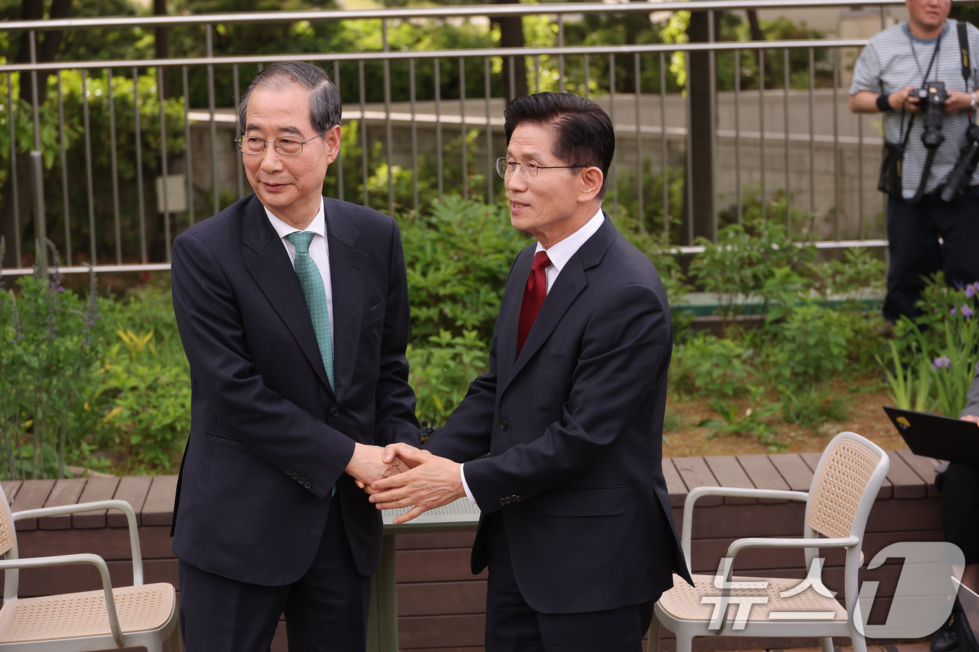 (서울=뉴스1) 안은나 기자 = 김문수 국민의힘 대통령 후보와 한덕수 무소속 대선 예비후보가 8일 오후 서울 여의도 국회 강변서재에서 열린 '후보 단일화' 회동에서 악수를 나누고 …