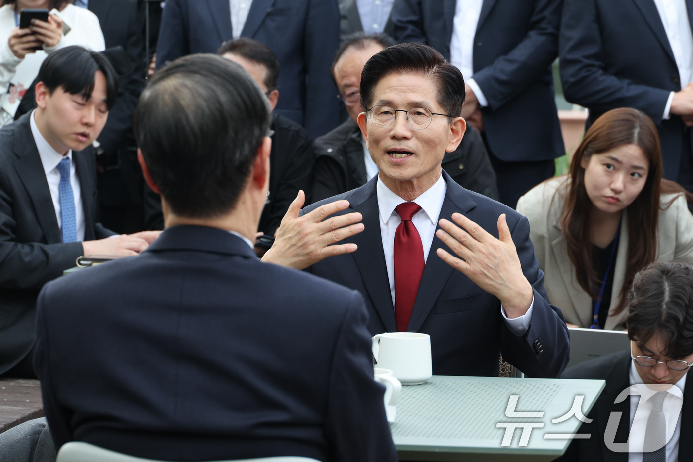 (서울=뉴스1) 안은나 기자 = 김문수 국민의힘 대통령 후보와 한덕수 무소속 대선 예비후보가 8일 오후 서울 여의도 국회 강변서재에서 후보 단일화 관련 공개 회동을 하고 있다. 2 …