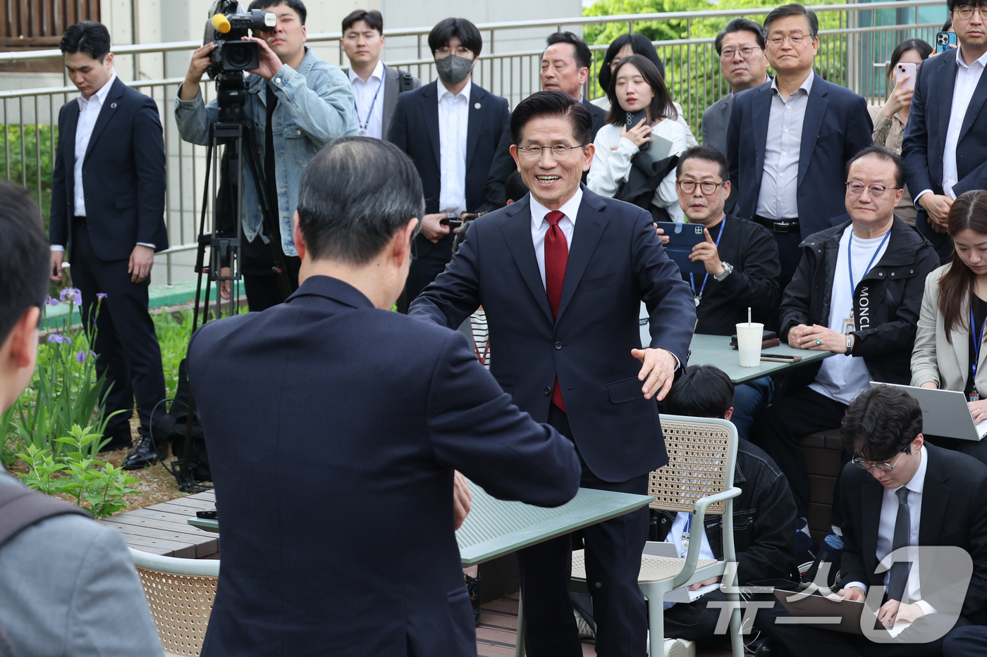 (서울=뉴스1) 안은나 기자 = 김문수 국민의힘 대통령 후보와 한덕수 무소속 대선 예비후보가 8일 오후 서울 여의도 국회 강변서재에서 후보 단일화 관련 공개 회동을 하고 있다. 2 …