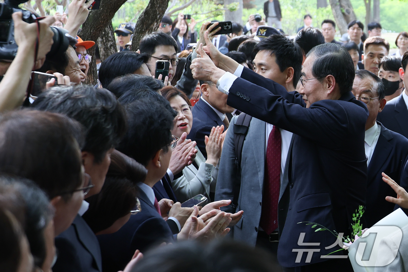 (서울=뉴스1) 안은나 기자 = 한덕수 무소속 대선 예비후보가 8일 오후 서울 여의도 국회 강변서재에서 김문수 국민의힘 대통령 후보와 후보 단일화 관련 공개 회동을 하기 위해 입장 …