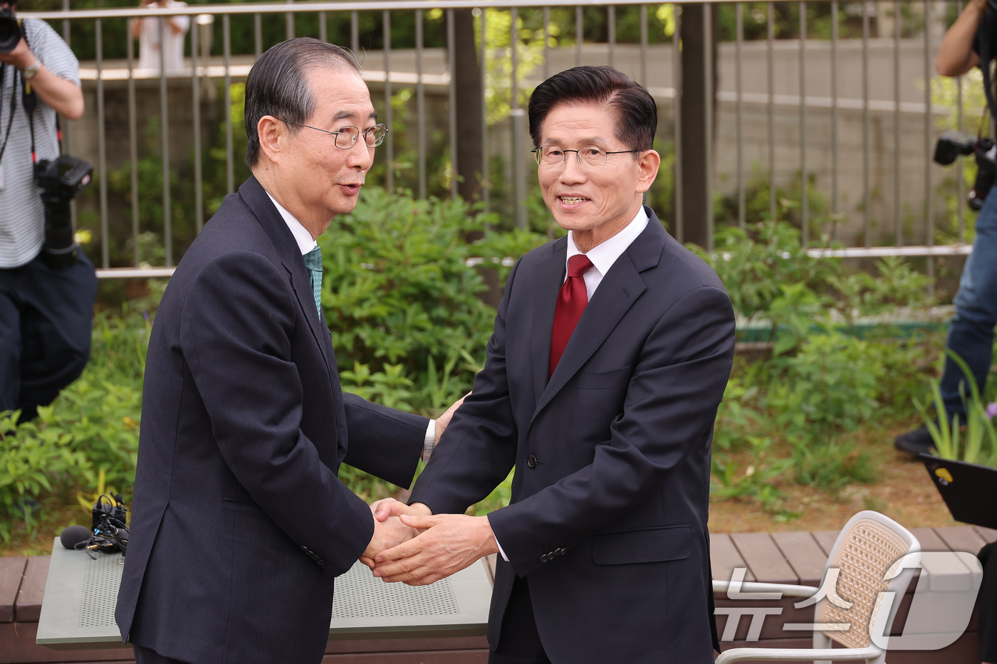 (서울=뉴스1) 안은나 기자 = 김문수 국민의힘 대통령 후보와 한덕수 무소속 대선 예비후보가 8일 오후 서울 여의도 국회 강변서재에서 열린 '후보 단일화' 회동에서 악수를 나누고 …