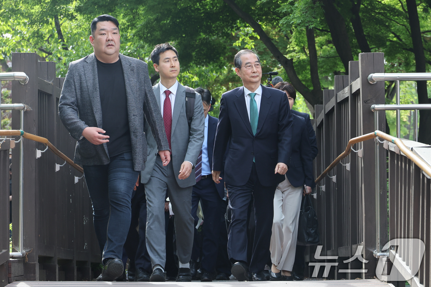 (서울=뉴스1) 안은나 기자 = 한덕수 무소속 대선 예비후보가 8일 오후 서울 여의도 국회 강변서재에서 김문수 국민의힘 대통령 후보와 후보 단일화 관련 공개 회동을 하기 위해 입장 …