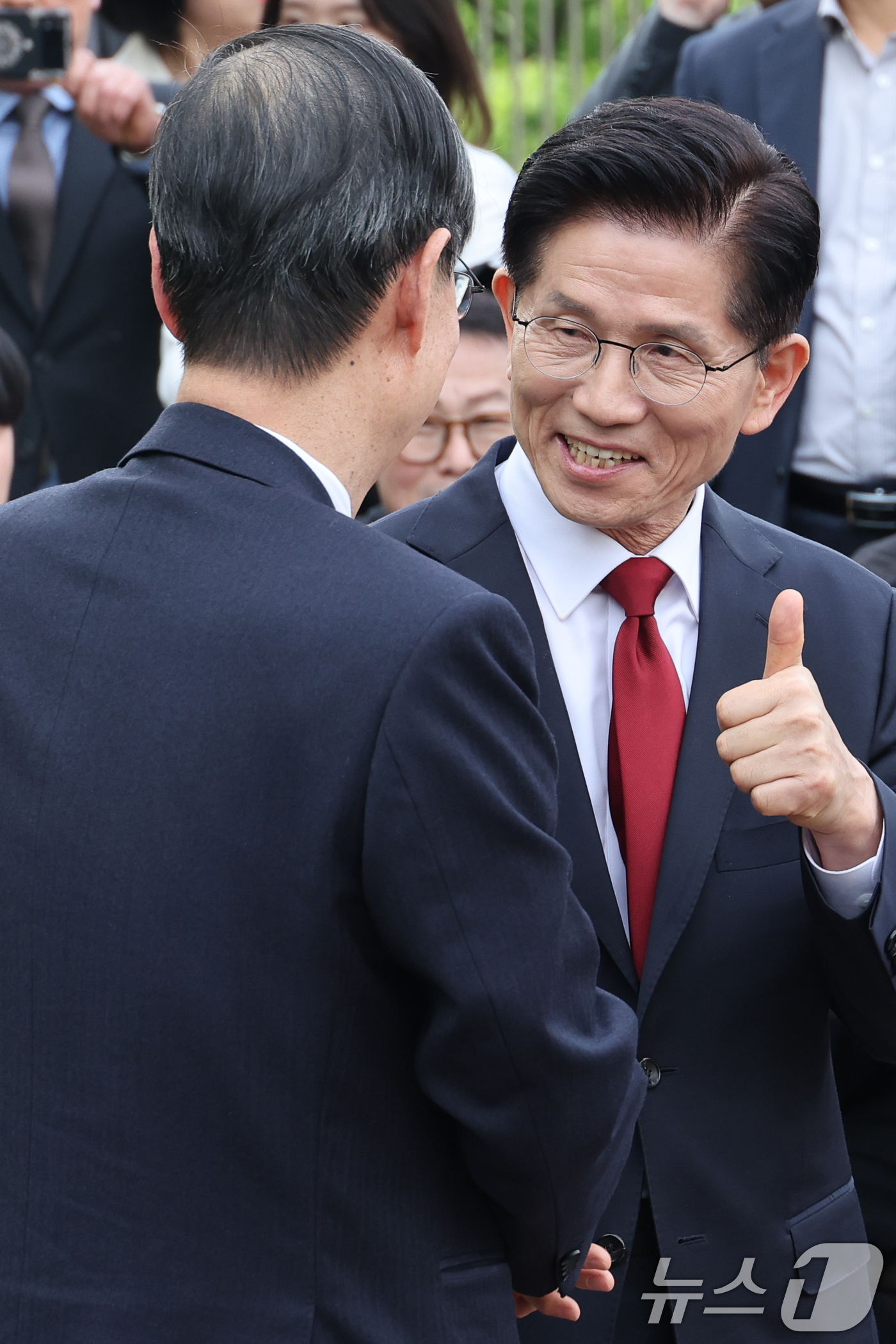 (서울=뉴스1) 안은나 기자 = 김문수 국민의힘 대통령 후보와 한덕수 무소속 대선 예비후보가 8일 오후 서울 여의도 국회 강변서재에서 후보 단일화 관련 공개 회동을 하고 있다. 2 …