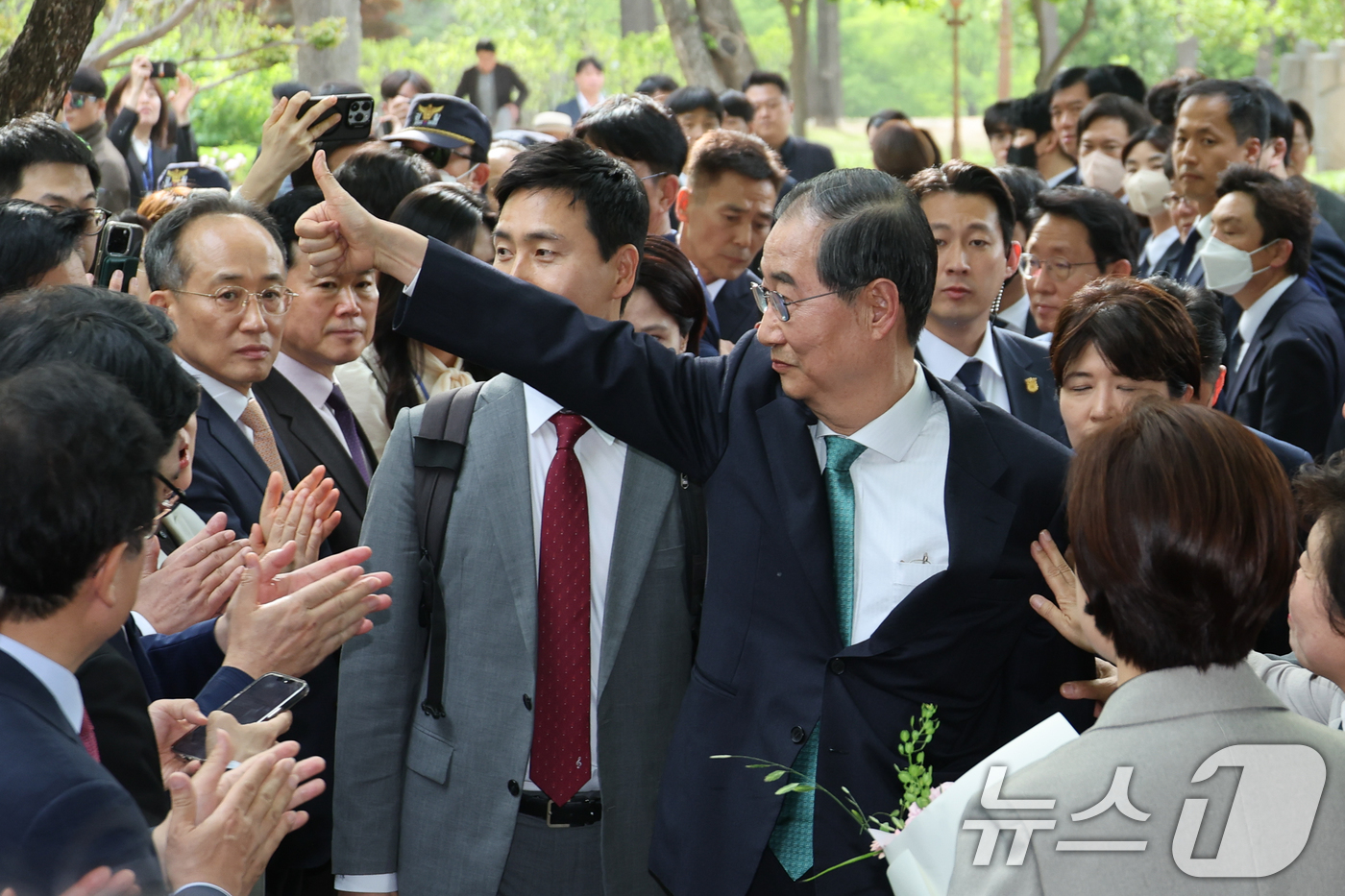 (서울=뉴스1) 안은나 기자 = 한덕수 무소속 대선 예비후보가 8일 오후 서울 여의도 국회 강변서재에서 김문수 국민의힘 대통령 후보와 후보 단일화 관련 공개 회동을 하기 위해 입장 …