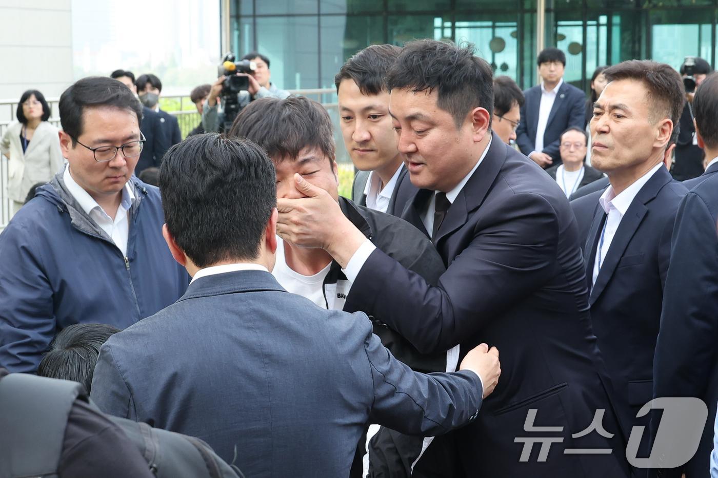 (서울=뉴스1) 안은나 기자 = 8일 오후 서울 여의도 국회 강변서재에서 한 시민이 김문수 국민의힘 대통령 후보를 향해 "내란공범끼리 무슨 단일화냐"고 소리치다 끌려가고 있다. 2 …