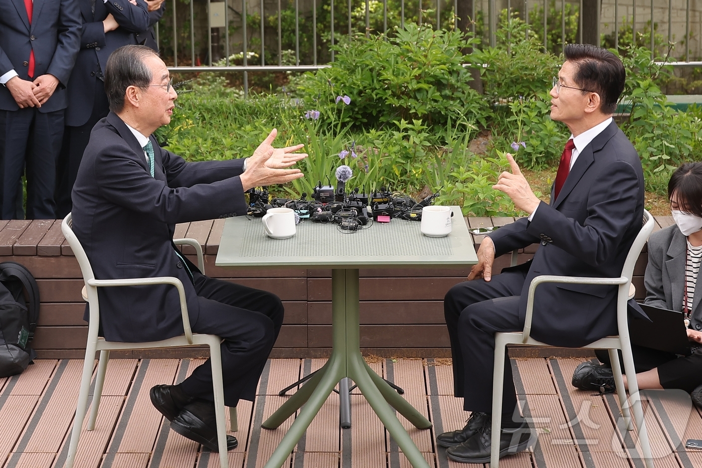 (서울=뉴스1) 안은나 기자 = 김문수 국민의힘 대통령 후보와 한덕수 무소속 대선 예비후보가 8일 서울 국회 사랑재에 위치한 커피숍에서 후보 단일화 관련 회동을 하고 있다. (공동 …