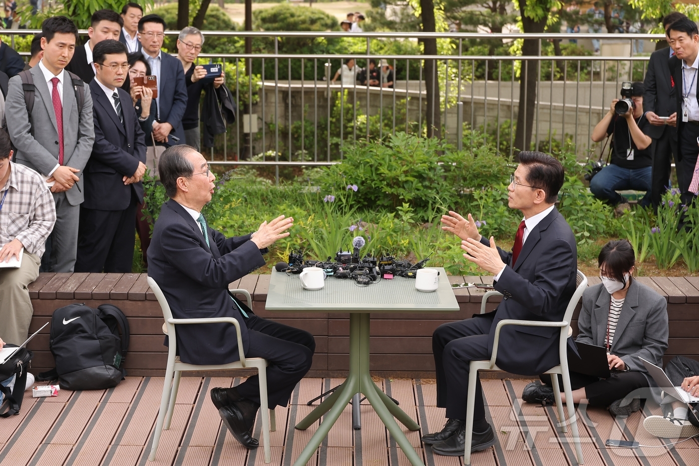 (서울=뉴스1) 안은나 기자 = 김문수 국민의힘 대통령 후보와 한덕수 무소속 대선 예비후보가 8일 서울 국회 사랑재에 위치한 커피숍에서 후보 단일화 관련 회동을 하고 있다. (공동 …