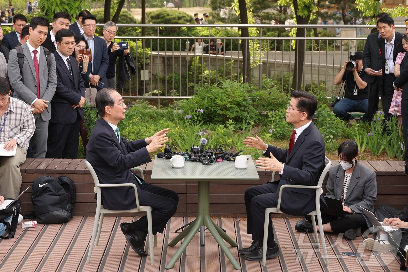 (서울=뉴스1) 안은나 기자 = 김문수 국민의힘 대통령 후보와 한덕수 무소속 대선 예비후보가 8일 서울 국회 사랑재에 위치한 커피숍에서 후보 단일화 관련 회동을 하고 있다. (공동 …