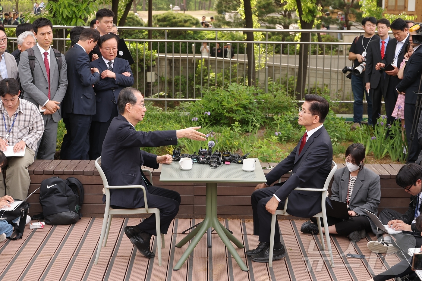 (서울=뉴스1) 안은나 기자 = 김문수 국민의힘 대통령 후보와 한덕수 무소속 대선 예비후보가 8일 서울 국회 사랑재에 위치한 커피숍에서 후보 단일화 관련 회동을 하고 있다. (공동 …