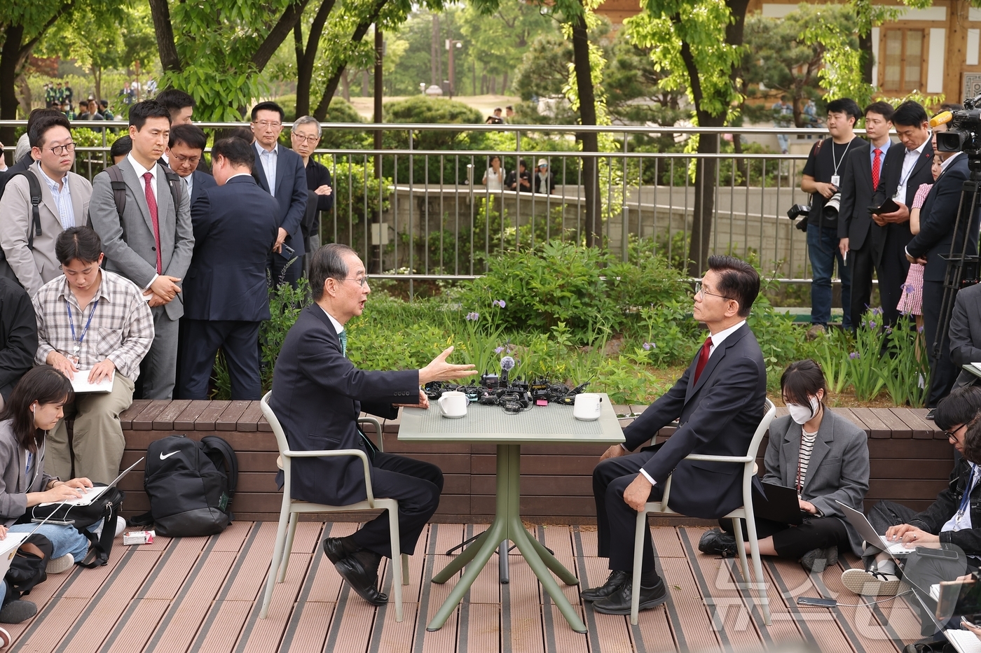 (서울=뉴스1) 안은나 기자 = 김문수 국민의힘 대통령 후보와 한덕수 무소속 대선 예비후보가 8일 서울 국회 사랑재에 위치한 커피숍에서 후보 단일화 관련 회동을 하고 있다. (공동 …