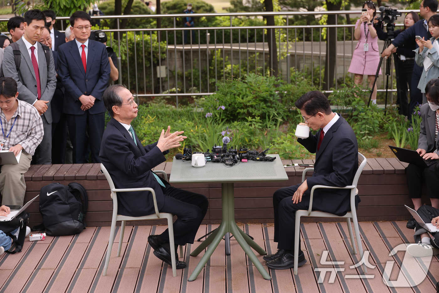 (서울=뉴스1) 안은나 기자 = 김문수 국민의힘 대통령 후보와 한덕수 무소속 대선 예비후보가 8일 오후 서울 여의도 국회 강변서재에서 '후보 단일화' 회동을 하고 있다.(공동취재) …