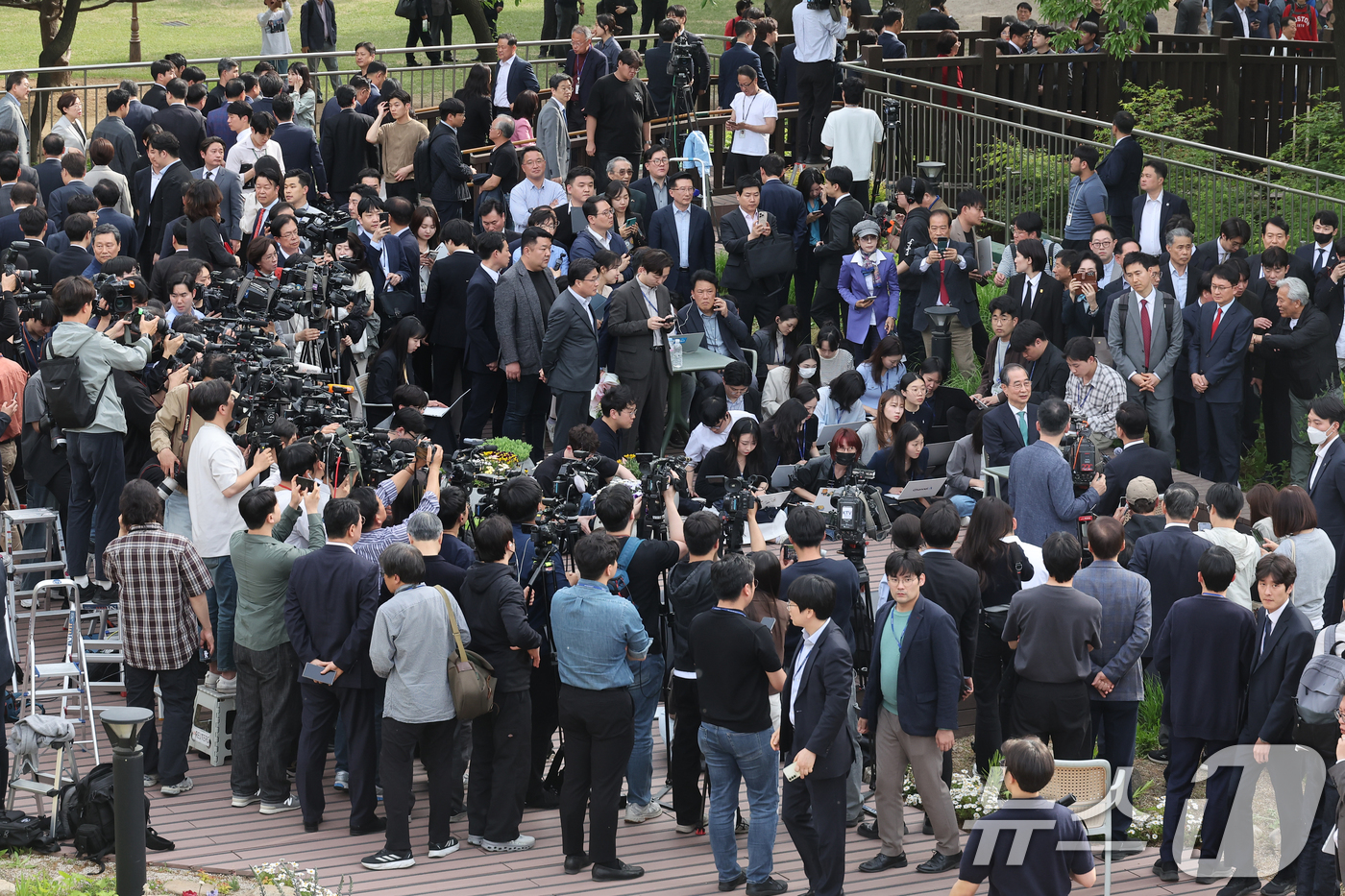 (서울=뉴스1) 안은나 기자 = 김문수 국민의힘 대통령 후보와 한덕수 무소속 대선 예비후보가 8일 오후 서울 여의도 국회 강변서재에서 '후보 단일화' 회동을 하고 있다.(공동취재) …