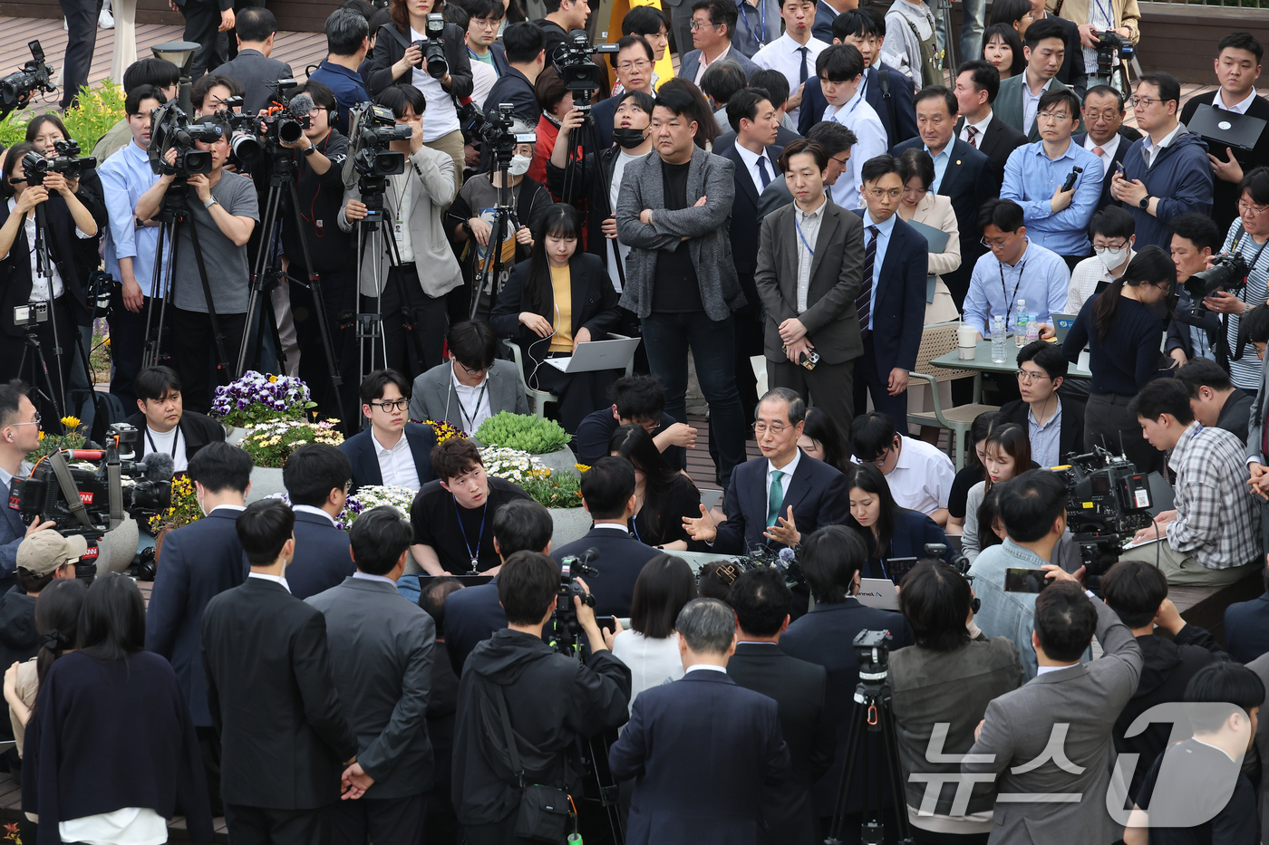 (서울=뉴스1) 안은나 기자 = 김문수 국민의힘 대통령 후보와 한덕수 무소속 대선 예비후보가 8일 오후 서울 여의도 국회 강변서재에서 '후보 단일화' 회동을 하고 있다.(공동취재) …