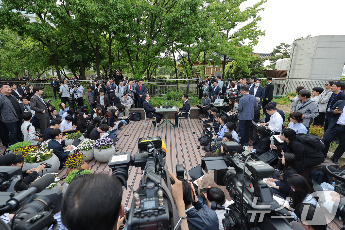 (서울=뉴스1) 안은나 기자 = 김문수 국민의힘 대통령 후보와 한덕수 무소속 대선 예비후보가 8일 오후 서울 여의도 국회 강변서재에서 '후보 단일화' 회동을 하고 있다.(공동취재) …