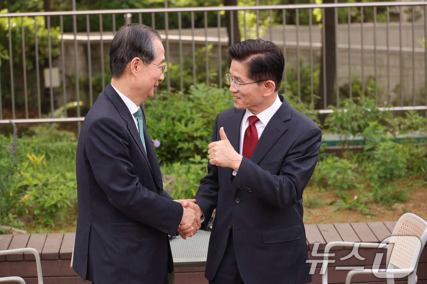 (서울=뉴스1) 안은나 기자 = 김문수 국민의힘 대통령 후보와 한덕수 무소속 대선 예비후보가 8일 오후 서울 여의도 국회 강변서재에서 열린 '후보 단일화' 회동에서 인사를 나누고 …