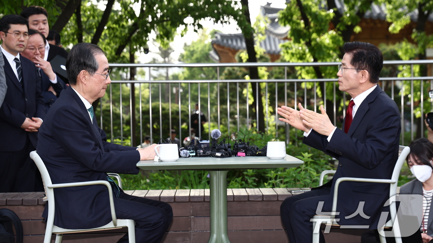 (서울=뉴스1) 김민지 기자 = 김문수 국민의힘 대통령 후보와 한덕수 무소속 대선 예비후보가 8일 서울 국회 사랑재에 위치한 커피숍에서 후보 단일화 관련 회동을 하고 있다. 202 …