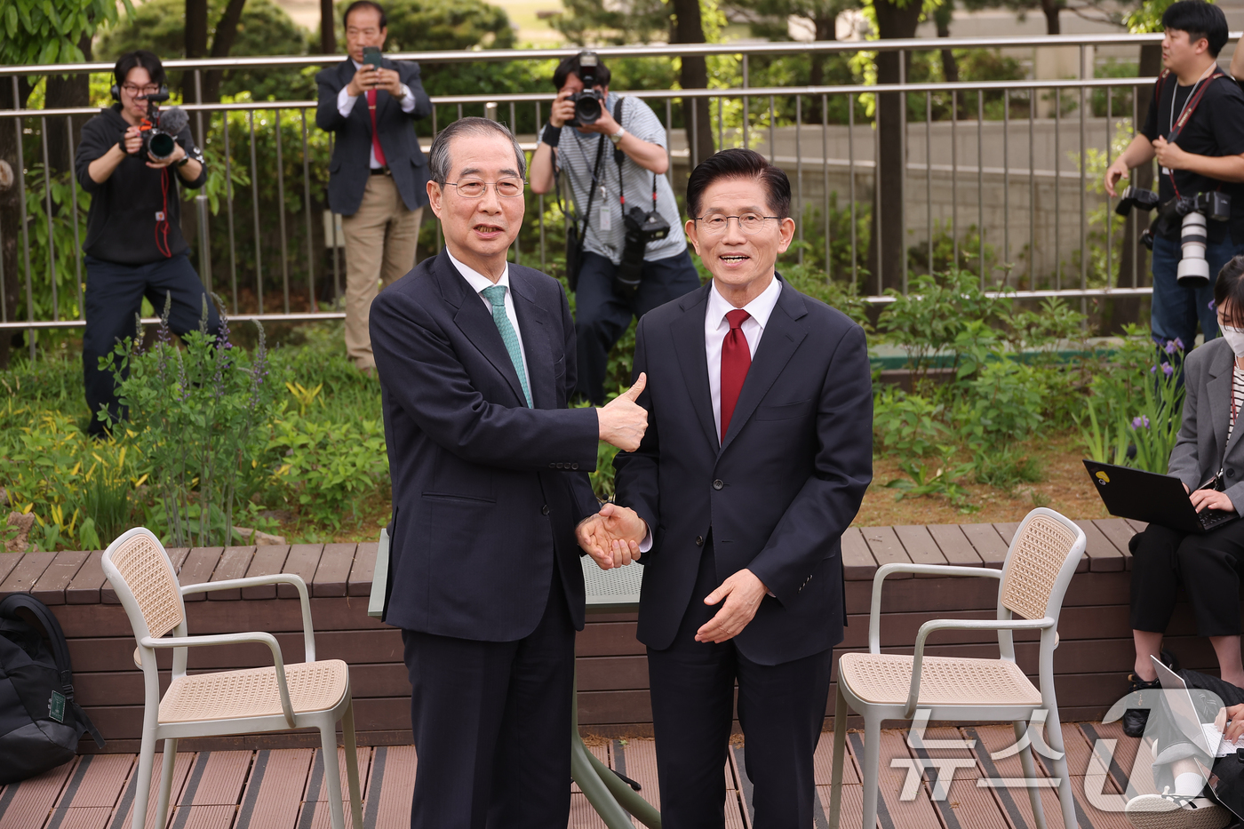 (서울=뉴스1) 안은나 기자 = 김문수 국민의힘 대통령 후보와 한덕수 무소속 대선 예비후보가 8일 오후 서울 여의도 국회 강변서재에서 열린 '후보 단일화' 회동에서 인사를 나누고 …