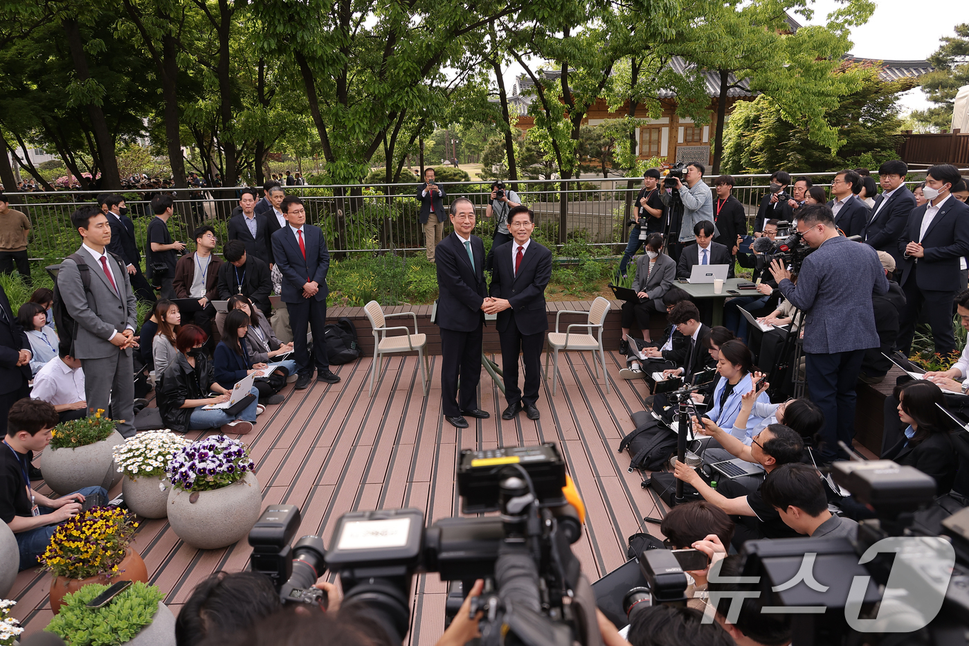 (서울=뉴스1) 안은나 기자 = 김문수 국민의힘 대통령 후보와 한덕수 무소속 대선 예비후보가 8일 오후 서울 여의도 국회 강변서재에서 열린 '후보 단일화' 회동에서 인사를 나누고 …