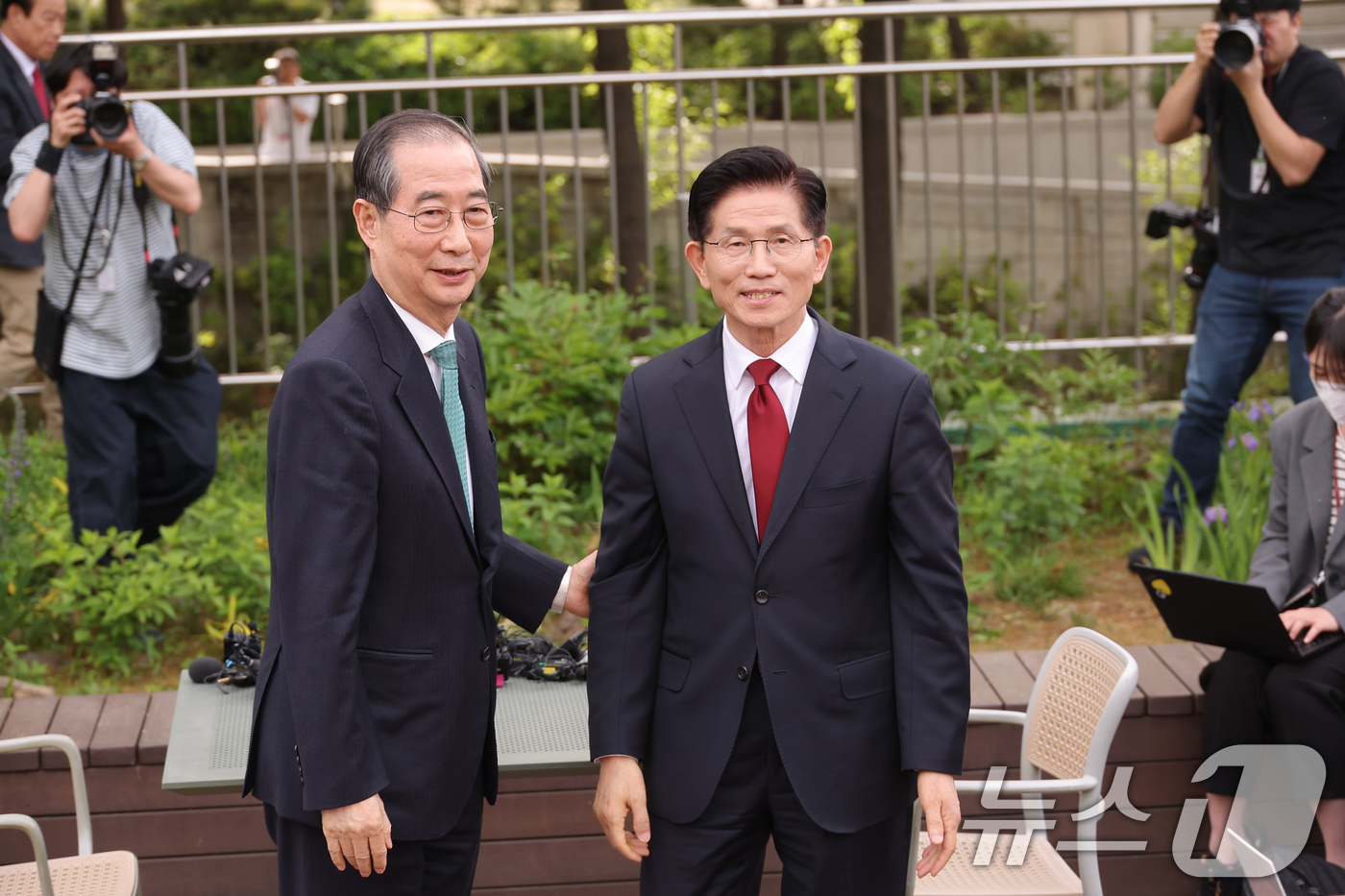 (서울=뉴스1) 안은나 기자 = 김문수 국민의힘 대통령 후보와 한덕수 무소속 대선 예비후보가 8일 오후 서울 여의도 국회 강변서재에서 열린 '후보 단일화' 회동에서 인사를 나누고 …