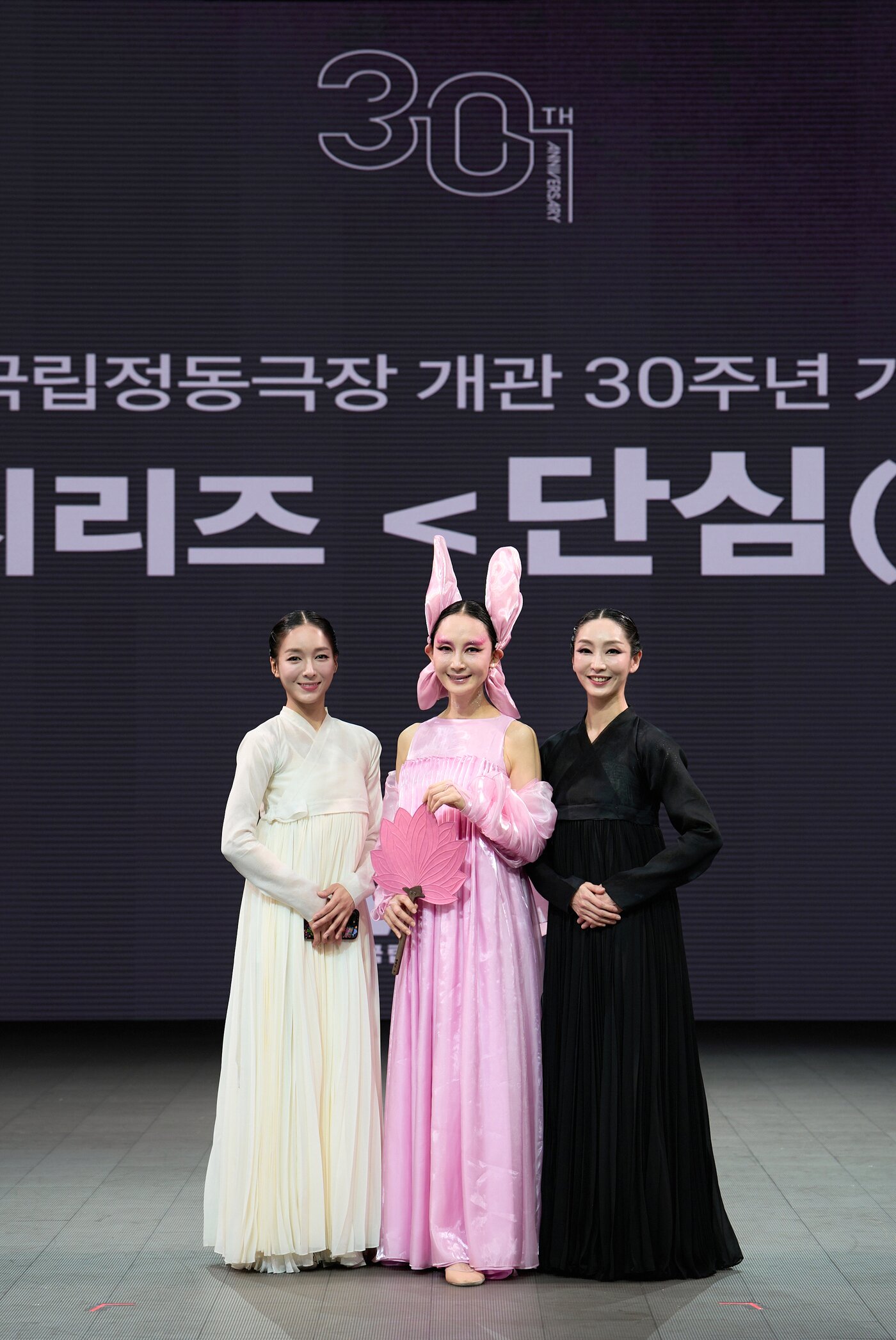 본문 이미지 - '단심'에 출연하는 무용수들. '심청' 역의 조하늘(왼쪽), '용궁여왕' 역의 채시라, '심청' 역의 박지연.(국립정동극장 제공)