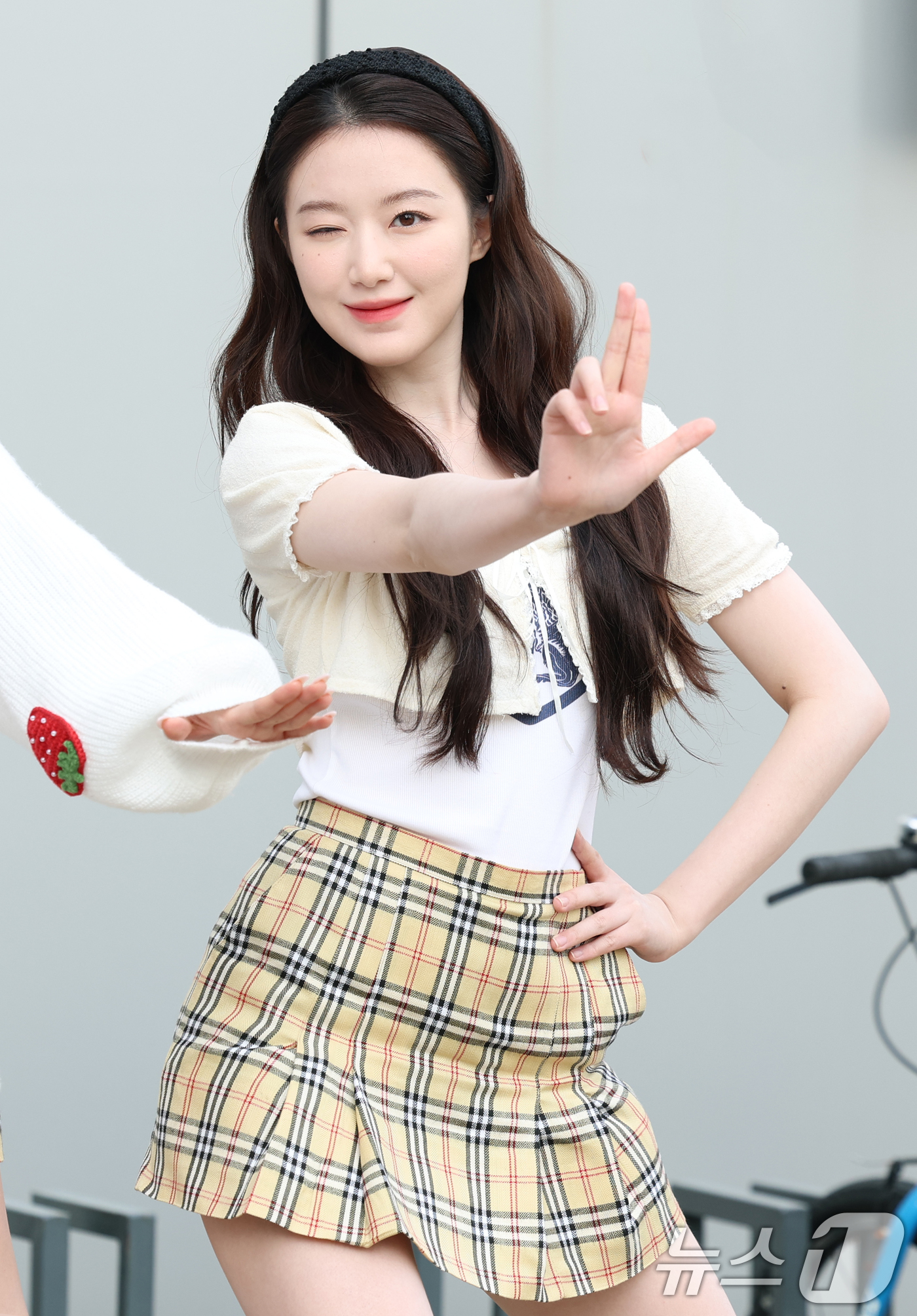 (고양=뉴스1) 권현진 기자 = 그룹 아이들 슈화가 8일 경기도 고양시 일산 동구 장항동 JTBC 일산스튜디오에서 열린 '아는 형님'(아형) 녹화에 참석해 인사를 하고 있다. 20 …